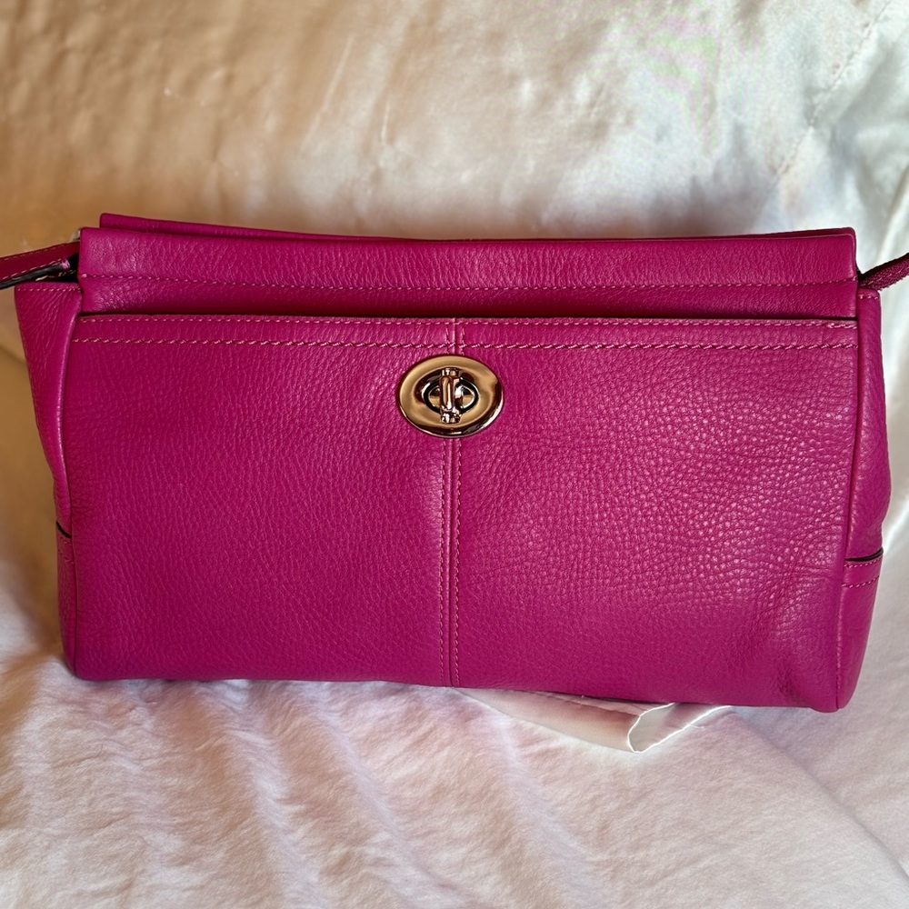 NWT ❤️ Coach clutch